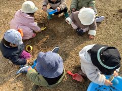 砂で遊んでます。