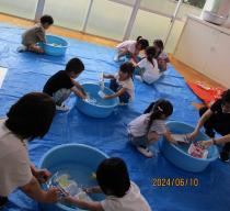 作った船で遊ぶ