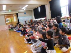 歌に合わせて手を動かして遊んでいます