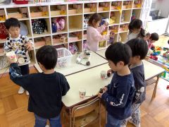 松ぼっくりのけん玉で遊んでいます。