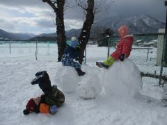 雪遊びをしています