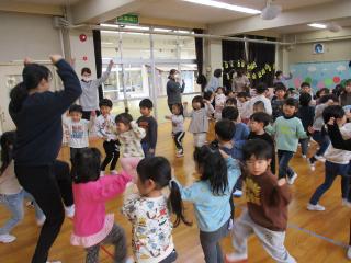 鬼の踊りをおどっています