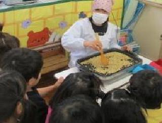 大豆を炒る様子を見ています
