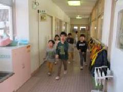 廊下を歩いています