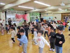 踊りを踊っています。