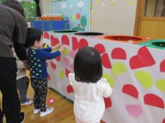 うろこを貼っています。
