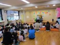 紙芝居を見ています。