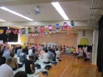 「どんぐりころころ」を歌っている