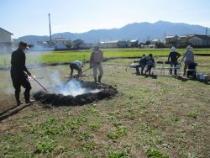 地域の方がやきいもの準備をしています