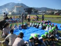 やきたてのおいもを食べています