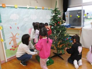 クリスマスツリーの飾りつけをしているよ。