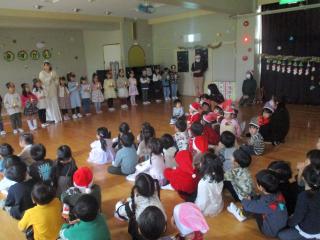 年長児と女神によるキャンドルサービスが始まりました。