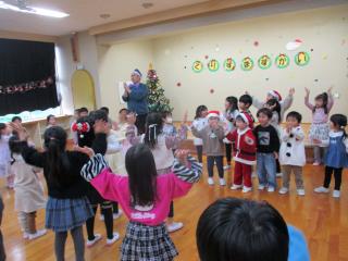 クリスマスの踊りを踊っています。