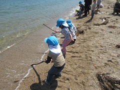 海で遊んでいる