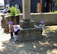 神社で遊んでいる