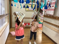 新聞紙で遊んでいる