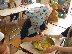 スイートポテト作り、お芋をつぶしている