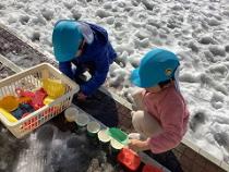 雪で遊んでいる