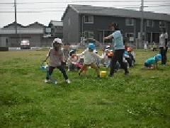 こいのぼりをもってリレー