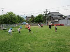 保育士や友達とサッカーをしています