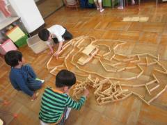 カプラをつなげて遊んでいます