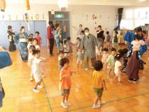 子ども達が踊っています