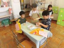 ジュースとお菓子を運んでいます。