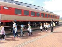 展示の電車の横を通ります