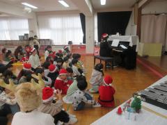 ピアノの演奏を聞いている。