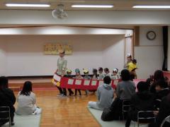 もも組がバスに乗っています