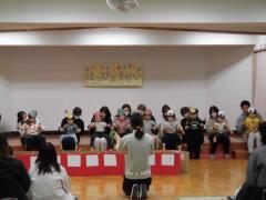 おうちの人と一緒に手遊びをしています