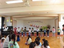新入園児歓迎会で手遊びをしています