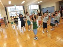 友達と一緒に体操をしています