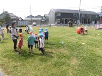 大玉転がしをしています