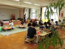 祖父母と笹飾りを作っています