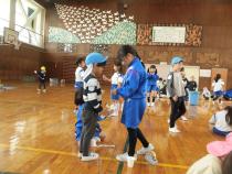 小学校へ行って一緒に遊びました