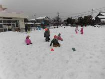 雪遊びをしています
