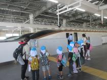 近くで新幹線を見ています