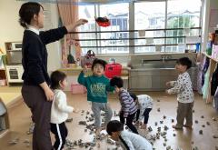 お面をめがけて投げるよー！