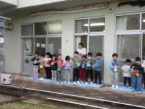 小さい子の分も豆をまくよ