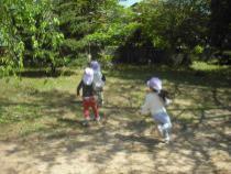 公園でかけっこをしています