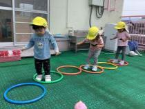 フープに入って遊んでいます