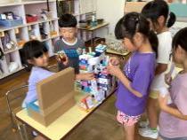 お店屋さんごっこをしています