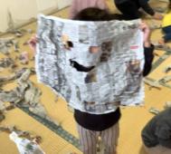 新聞紙をやぶいて顔を作りました