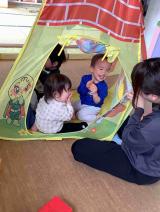 子どもが保育士を見て笑っています