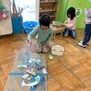 魚釣りごっこをしています