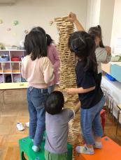 積み木を積み上げています