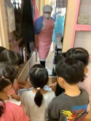 給食室に野菜を渡しています