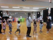 ホールでお祭りの音頭を踊っています