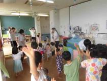小さいクラスに年長児が来て一緒に踊っています